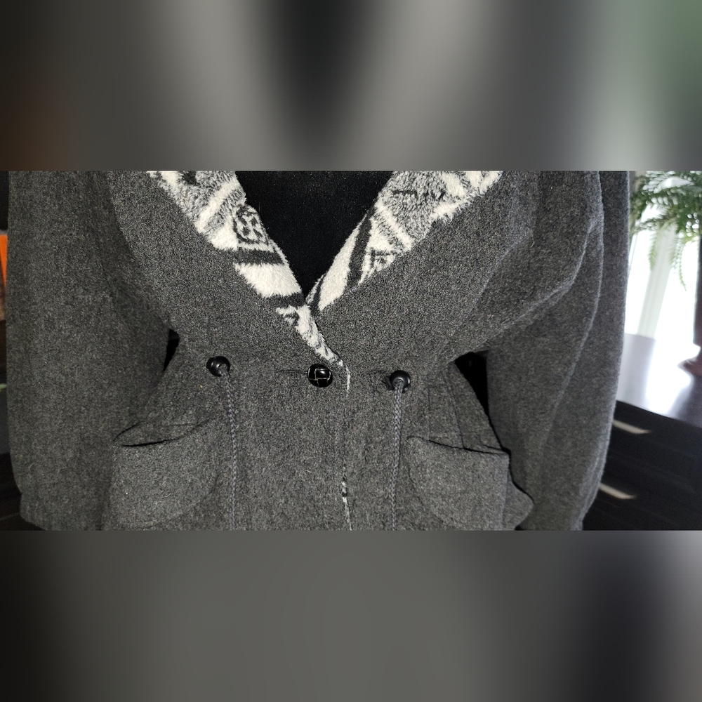 Sinched waist. Oversized hood. - Picture 14 of 14